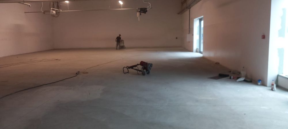 Usuwanie subitu lepiku kleju po parkiecie szlifowanie betonu