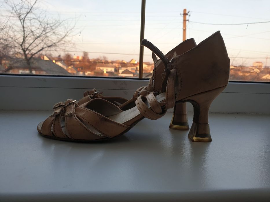 Бальні туфлі, латина