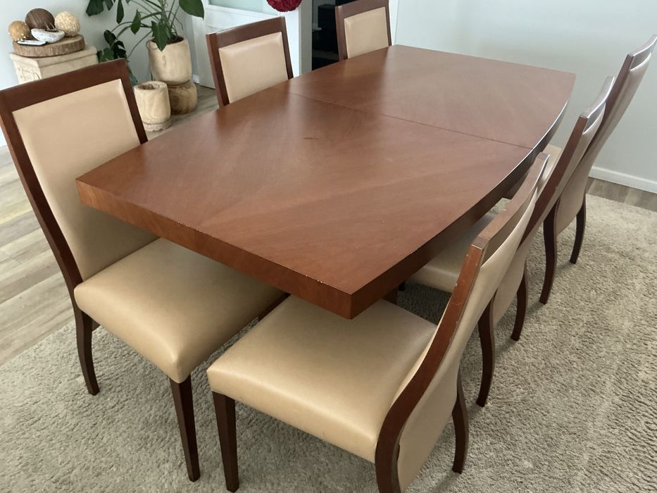 Mesa em madeira maciça de cerejeira e cadeiras em pele.