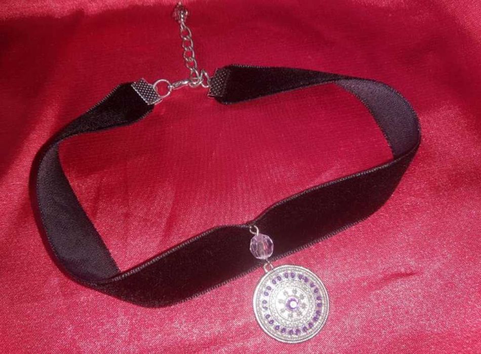 Wisiorek z biżuterią typu choker