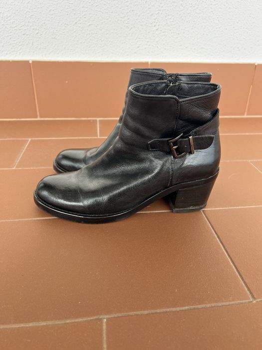 Botas pretas de pele com sola de borracha tam. 38