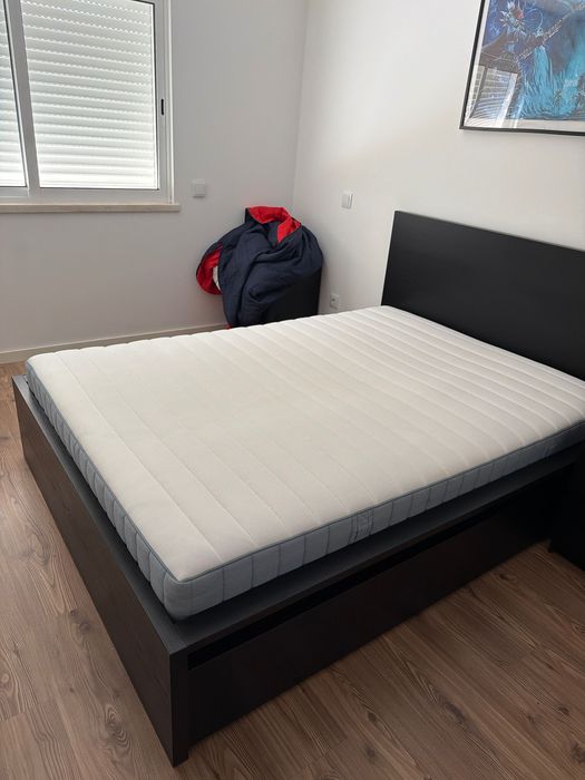 Cama de casal, colchão e 2mesas de cabeceira