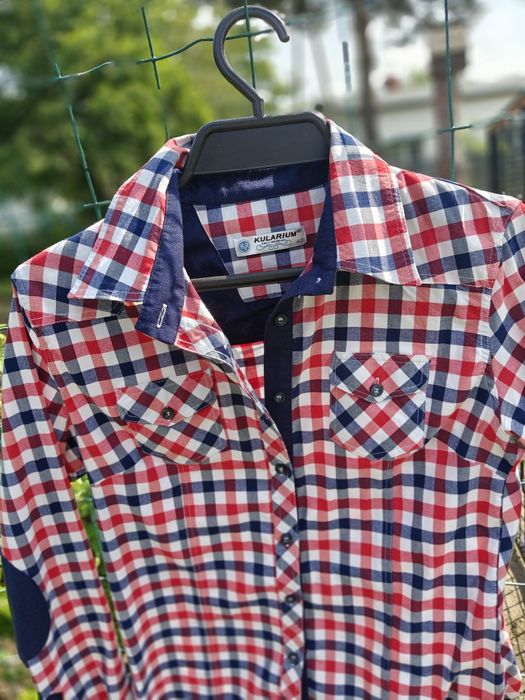 Damska koszula rozmiar z metki 42, lecz mniejsza.