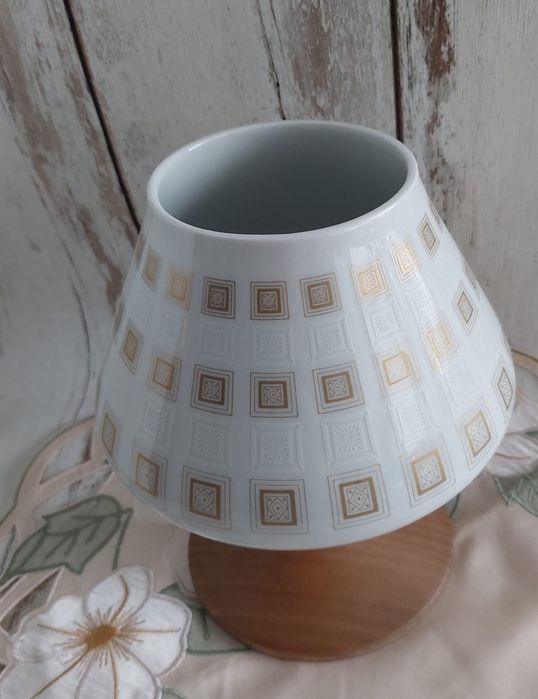 Uroczy, duży kielich na drewnianej podstawie. Biała porcelana zdobiona