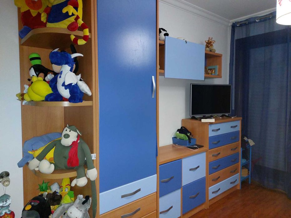 Quarto com três camas, comodas, guarda roupas e estantes