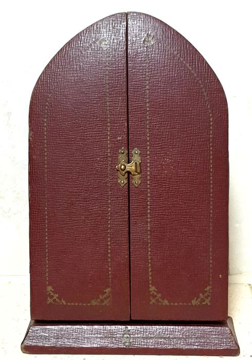 Antigo altar de viagem com lindo crucifixo em prata portuguesa