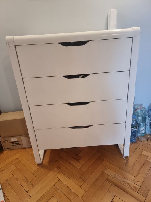 Biała komoda, cztery szuflady