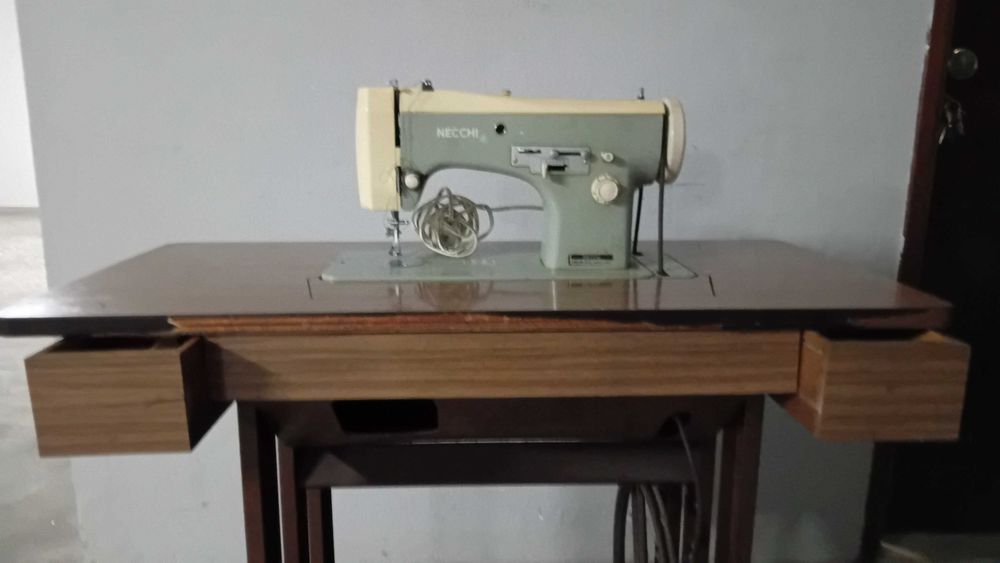 Maquina de costura Necchi impecável