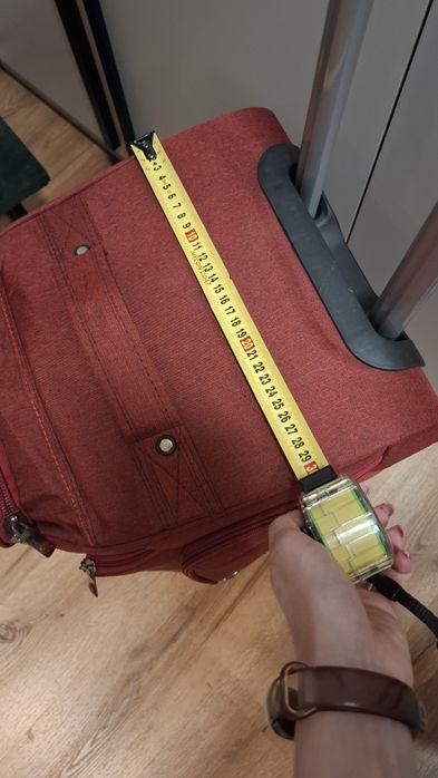 Дорожня вмістка сумка на колесах червоного кольору. Нова.