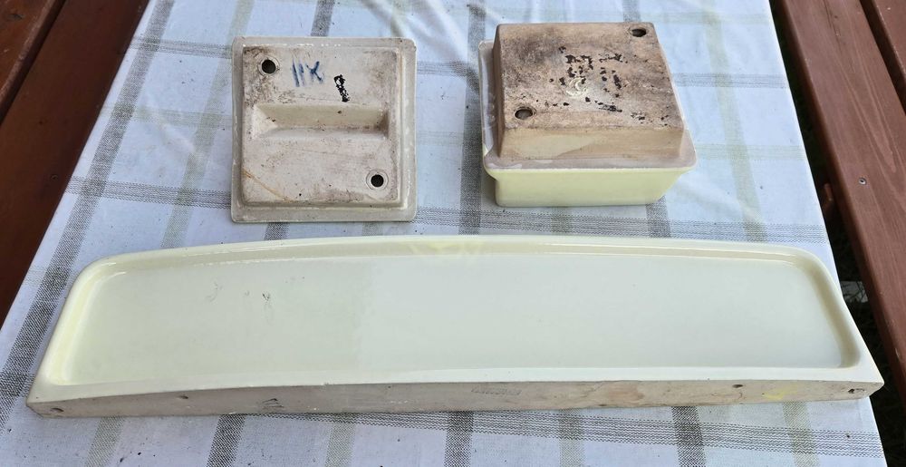 Mydelniczki ceramiczne, wieszak i półka PRL