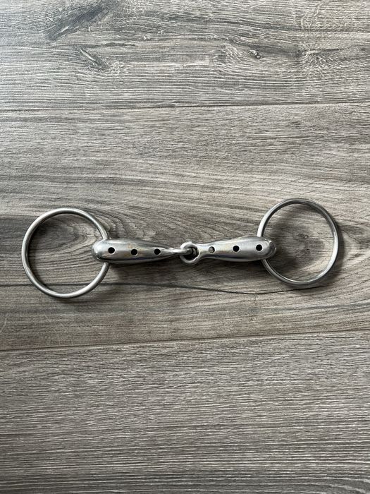 Wędzidło pojedynczo łamane z dziurami, puste 13mm.