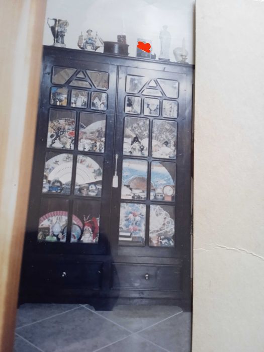 Móvel/vitrine centenário.
