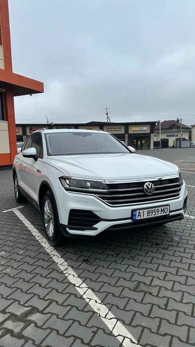 Автомобіль фольцваген туарег
