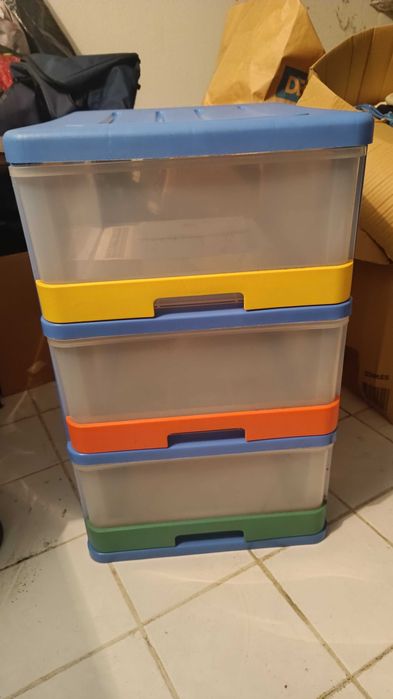 Vendo caixa de arrumação com 3 gavetas