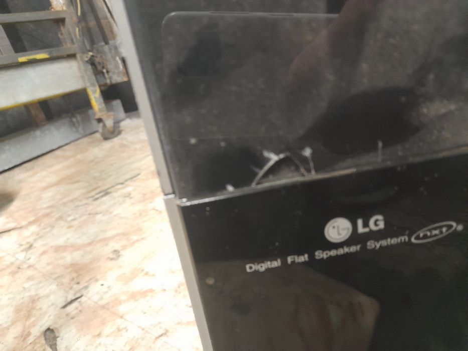 Som LG  usado com alguns danos mas que nao fazem diferenca