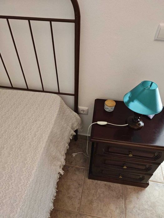 4 Camas com colchão + 2 mesas de cabeceira