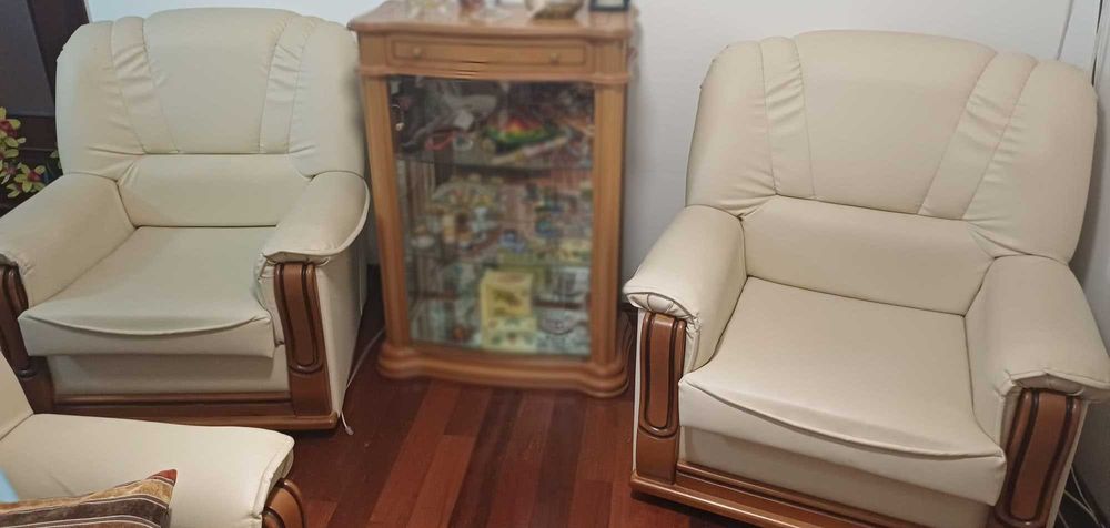 Sofá + Poltronas em Pele e madeira maciça