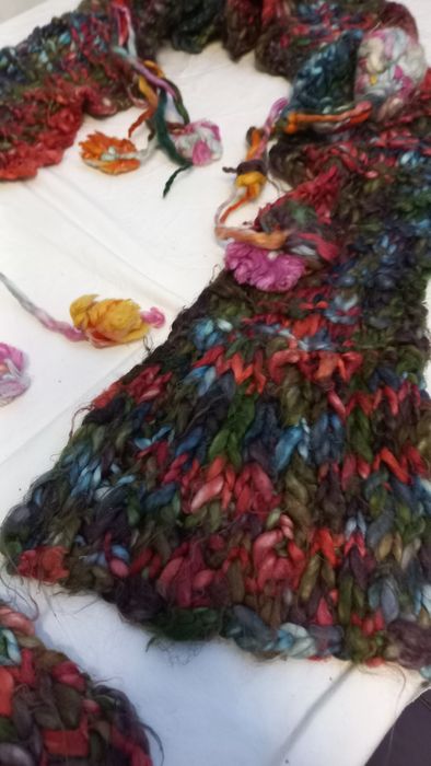 Cachecol unisexo malha colorida é pompons