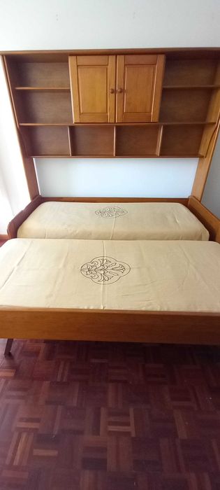 Conjunto de mobília de quarto modelo Tavora em madeira pinho mel