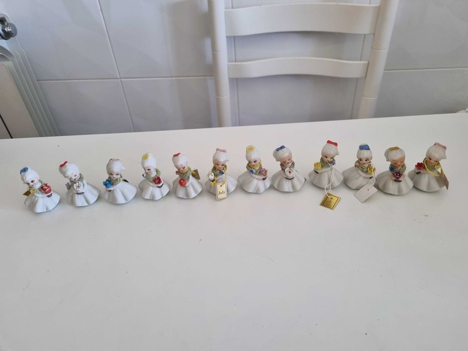 12 figurinhas de bonecas (1 por mês do ano)
