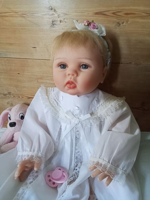 Boneca bebe reborn com vestido de batizado
