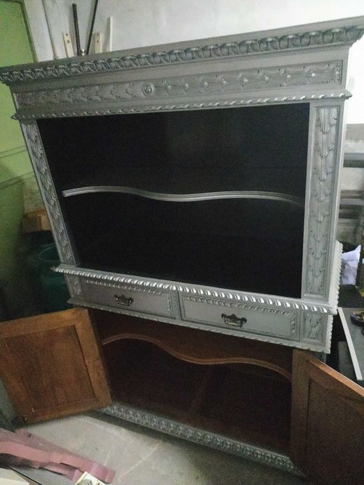 Móvel em madeira maciça pintado