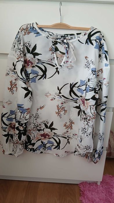 Blusa floral em tons azul e preto