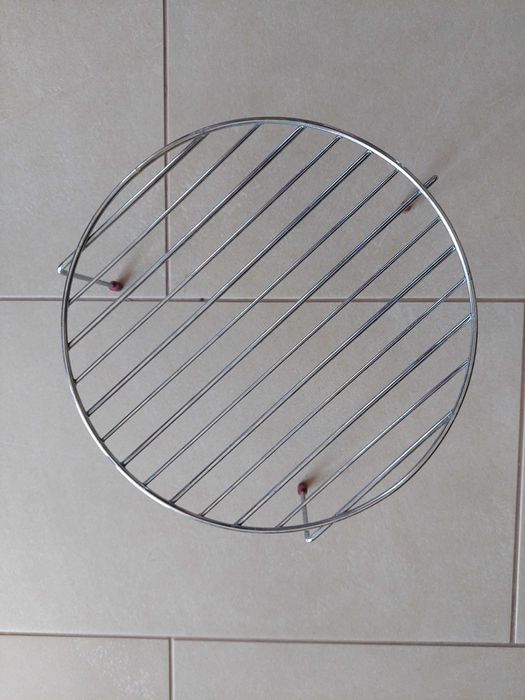 metalowy ruszt na trójnogu