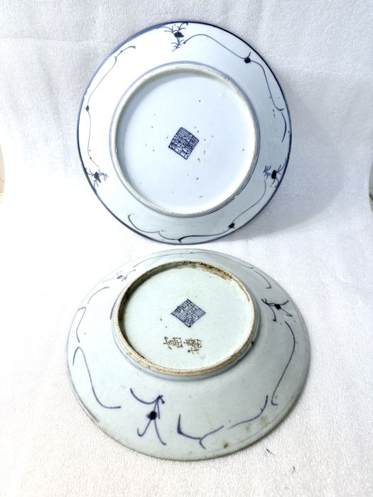 Antigos pratos chineses em porcelana azul e branca do Sec. XVIII