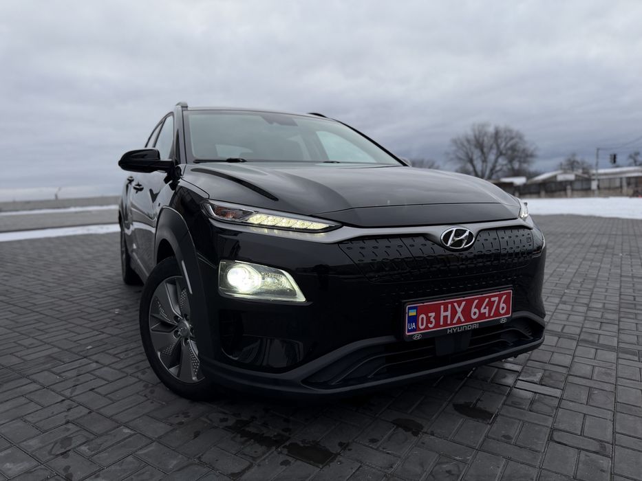 Hyundai Kona Electric 2020р.в, рест,  в комплектації Top+. 64 кВт⋅ч, тепловий насос, 3-фазна AC зарядка (до 11 кВт).Технічно без нарікань. Рідний пробіг 89т.км.SOC-100%. Не фарбоване авто.
Усі асистенти та функції працюють. Гарна комплектація.
 Комплектація: Без ключовий доступ, шкіра, вентиляція/підігрів сидінь, підігрів задніх сидінь,електро регулювання сидінь,підігрів керма,мертві зони, Auto-дзеркала,Auto-4 скло підйомника, преміальна музика Krell, утримання в полосі, проекція, повне мульти кермо, адаптивний круїз-контроль з радіолокаційними датчиками, auto світло/дощ, свободні руки,під рульові пелюстки, auto гальмування, моніторинг розмітки з підрулюванням,розпізнавання знаків. система виявлення пішоходів,стеження за мертвими зонами, auto дальній,камера,радар, клімат контроль, великий монітор, Android Auto та Apple CarPlay, безпровідна зарядка, камера,парктроніки,auto hold, електро ручник, навігація, Bluelink(управління с смартфона) три режима їзди. 
Есо + рекуперація енергії відбувається через систему рекуперативного гальмування. 3 режима+AUTO.
-Comfort 
-Sport+
 Зимова  гума. Два комплекта зарядок, два ключі, книги Hyundai.