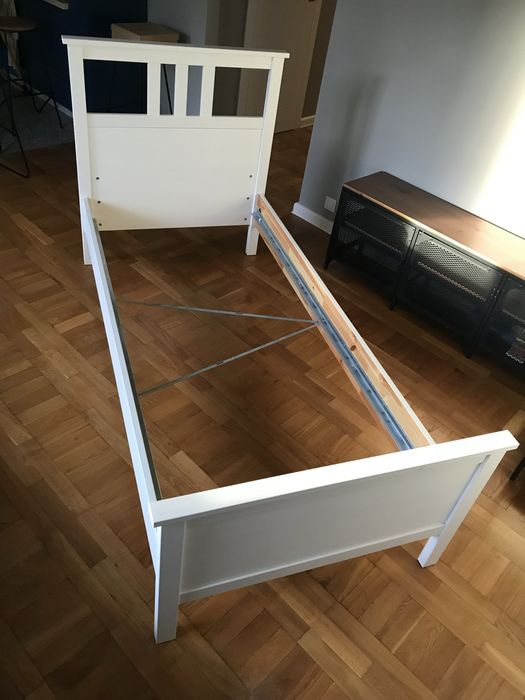 Białe łóżko IKEA Hemnes w komplecie z materacem
