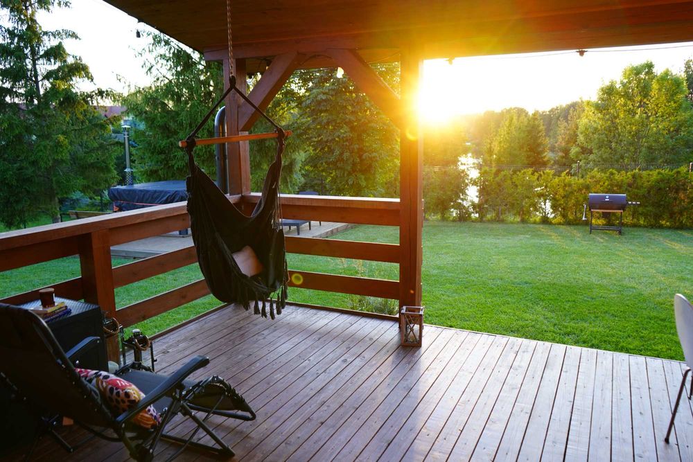 Domek z Kominkiem Nad Jeziorem z jacuzzi ogrodowym