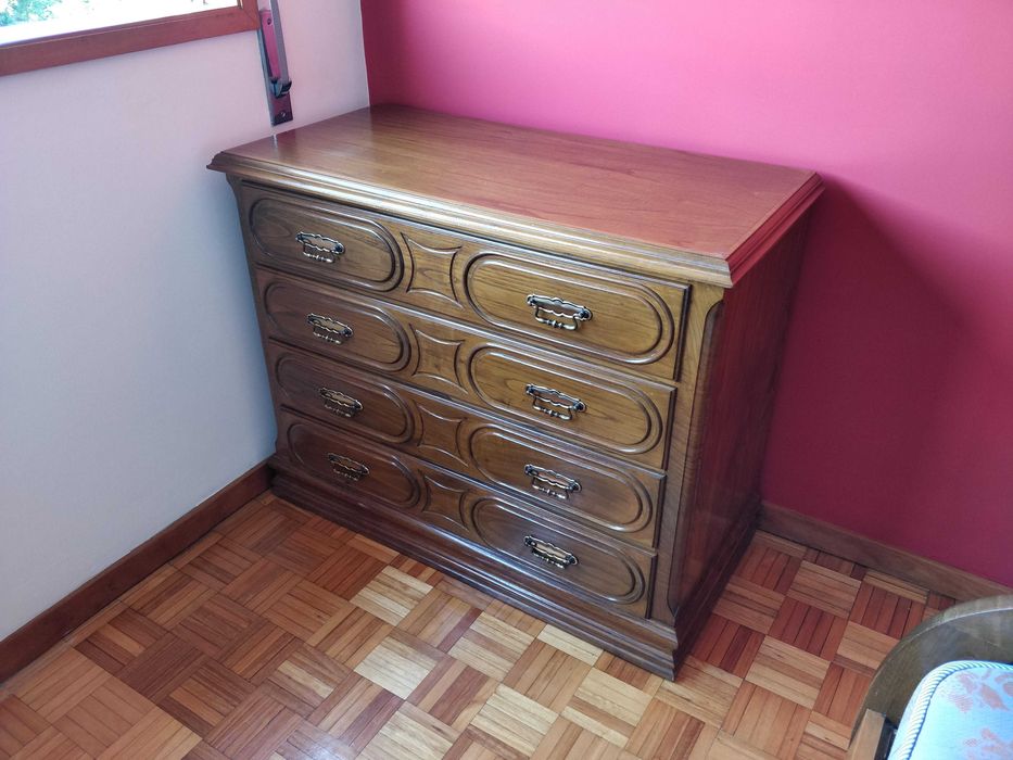 Quarto Completo em Madeira – Cama + Colchão + Cómoda + 2 Mesas de Cabeceira