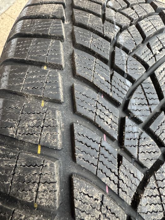 Opony zimowe 255/45R20 goodyear ultragrip 105V
