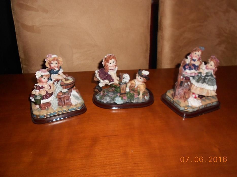 Bonecos em porcelana e madeira