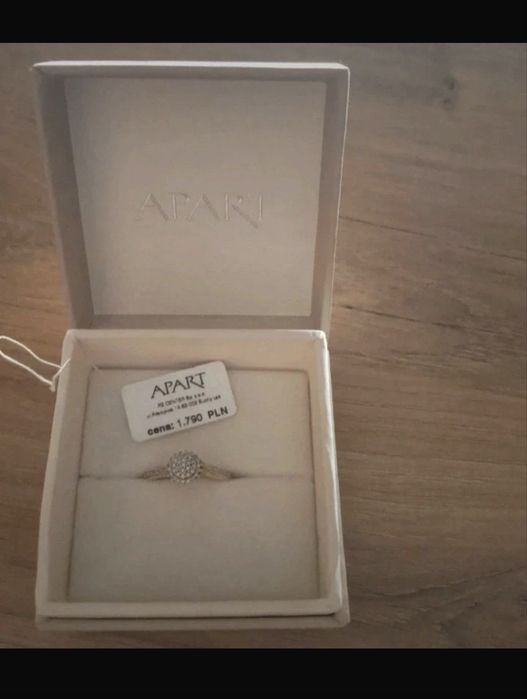 Pierscionek z diamentami Apart