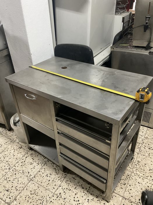 Bancada ,  mesa com lava louça  e portas