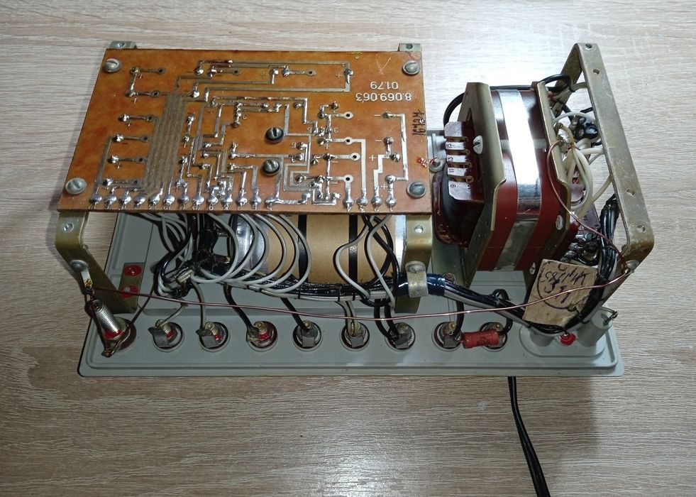 Радянський лабораторний блок живлення