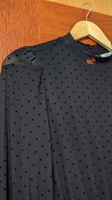 Дві гарні жіночі сукні