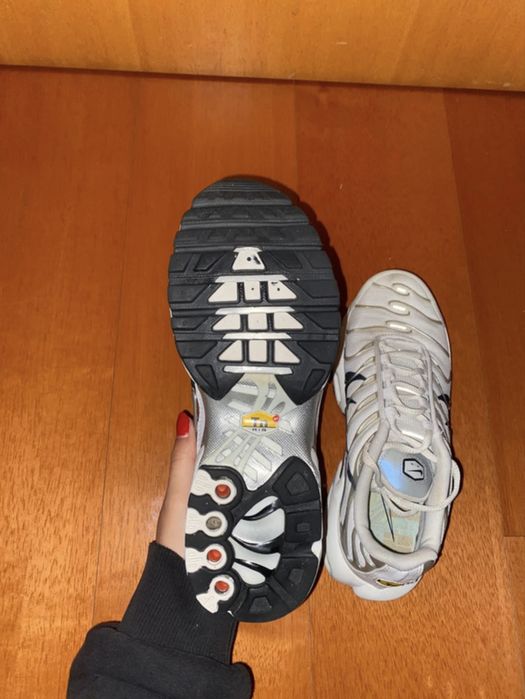 sapatilhas nike TN originais brancas com detalhes cinzentos