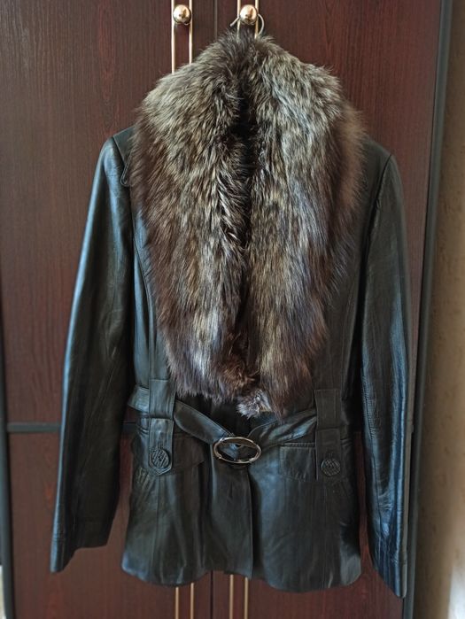 Жіноча шкіряна куртка