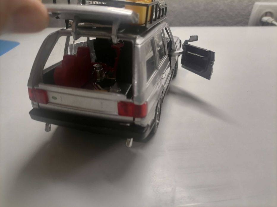 машинка Land Rover Range Rover 2001 1/26 Bburago