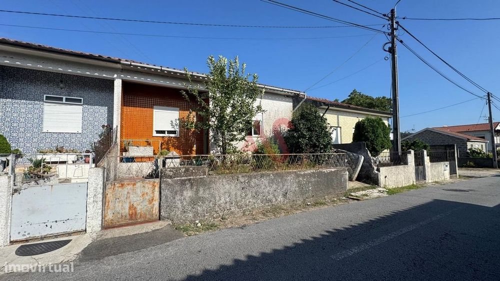 Moradia T3 Geminada para Reabilitação em Braga
