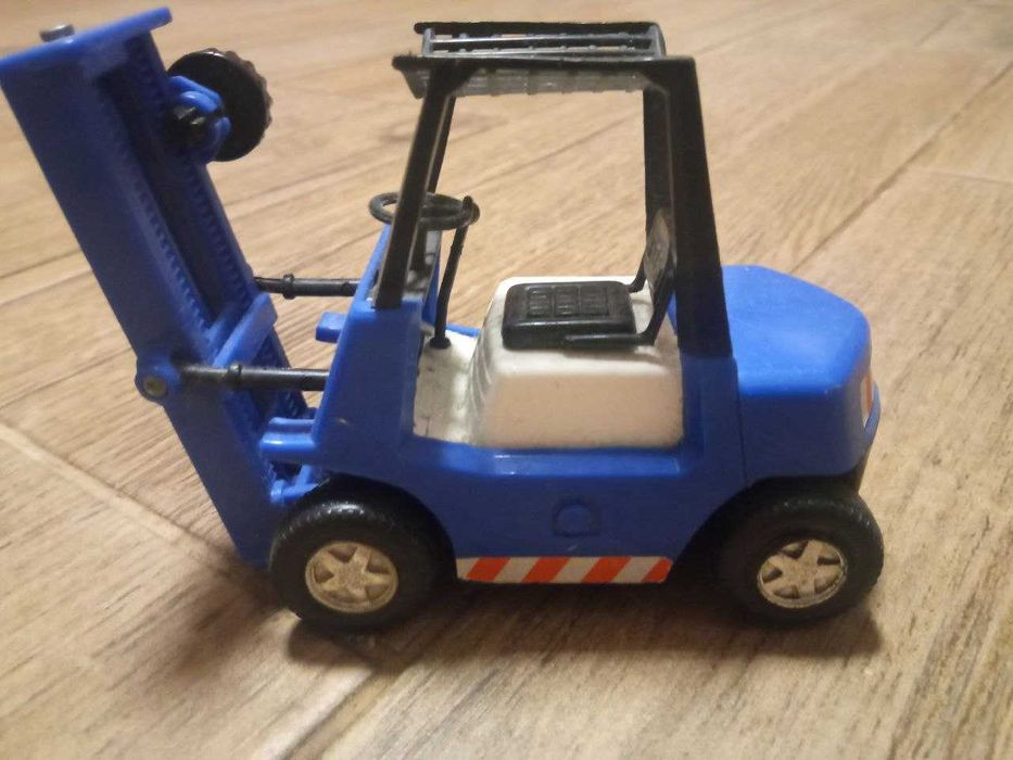 Машинки,іграшки,роботи,модельки