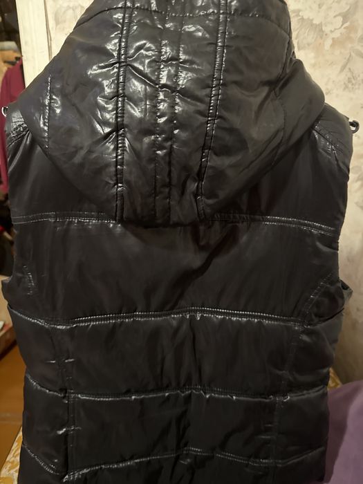 Жилет с капюшеном, без дефектов, одет несколько раз