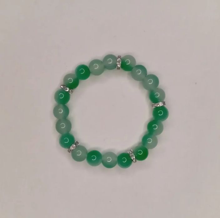 Браслет из акриловых бусин ручной работы