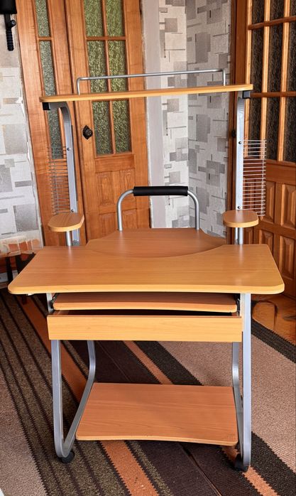 Компʼютерний стіл деревʼяний