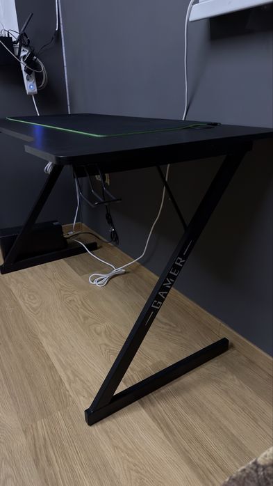 Ігровий стіл з ковриком Razer
