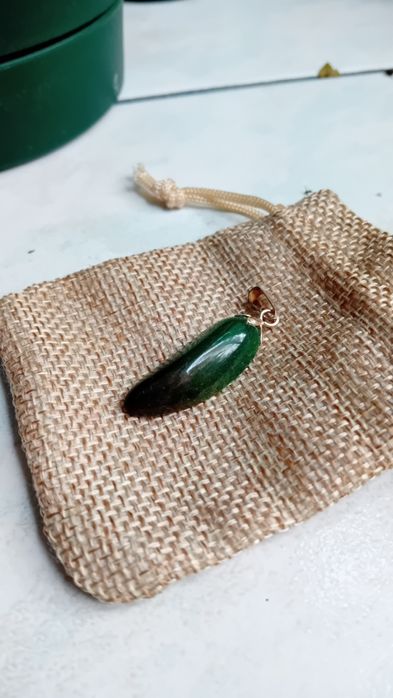Wisiorek z nefrytem, naturalnym kamieniem szlachetnym