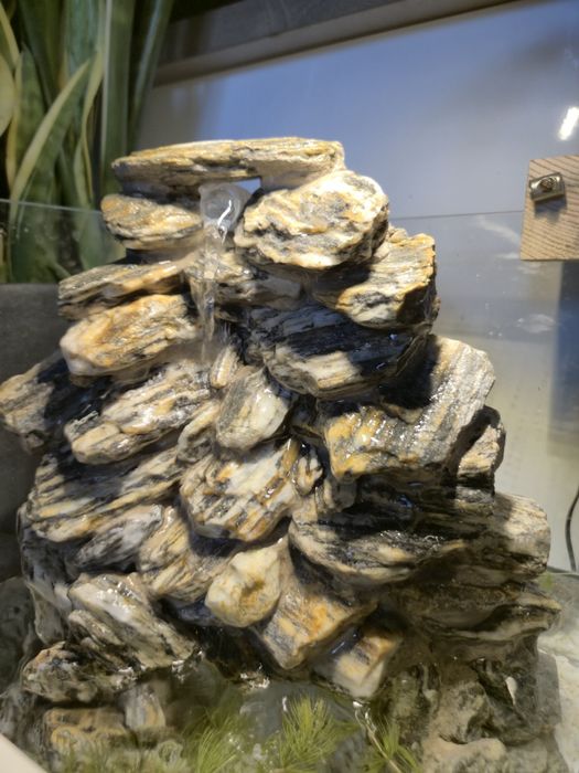 Paludarium, akwarium, wodospad z łupka.
